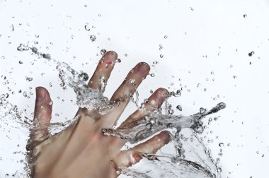 Su sıçratan kadın eli