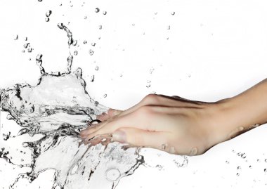Su sıçratan kadın eli
