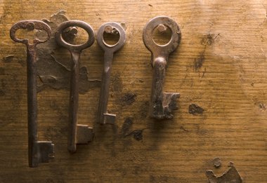 ahşap güverte üzerinde eski anahtarları