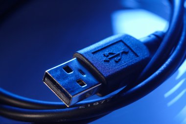 USB kablosu mavi tonda