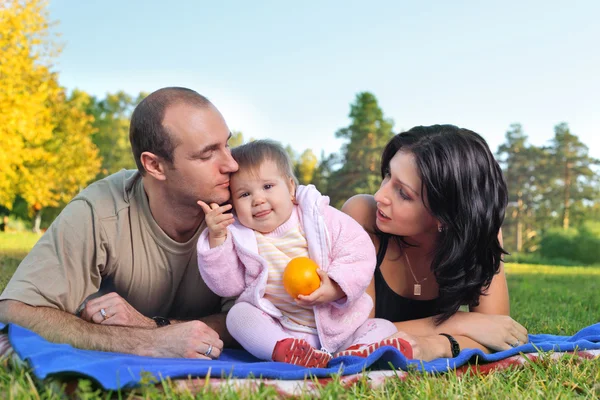 Šťastná rodina venku na trávě — Stock fotografie