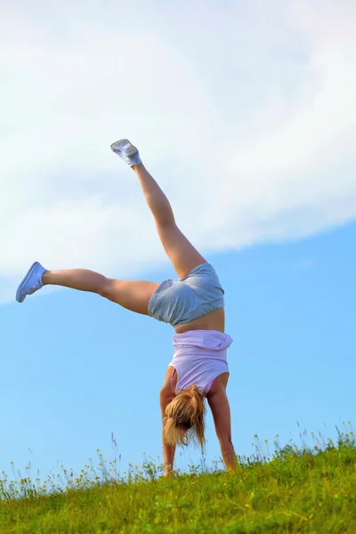 Beauty girl exercise outdoors — Stock Photo, Image