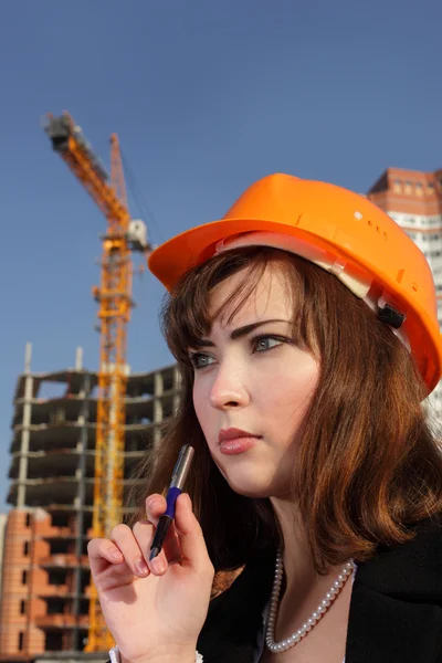 Kobieta uroda architekta na terenie budowy — Zdjęcie stockowe