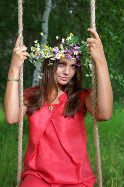 Krásy dívka na houpačce venku — Stock fotografie