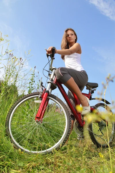 Schoonheid meisje op fiets in zomerdag — Stockfoto