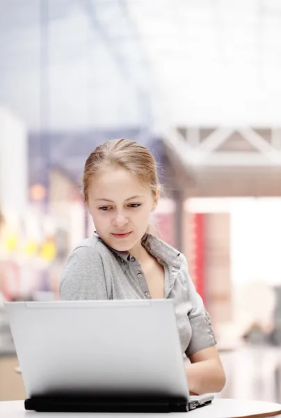 Krásy dívka pracují na laptop uvnitř — Stock fotografie