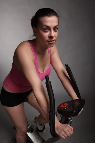 Piękna dziewczyna na rowerze ćwiczenia — Zdjęcie stockowe