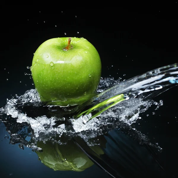 Πράσινο μήλο για το νερό — Φωτογραφία Αρχείου