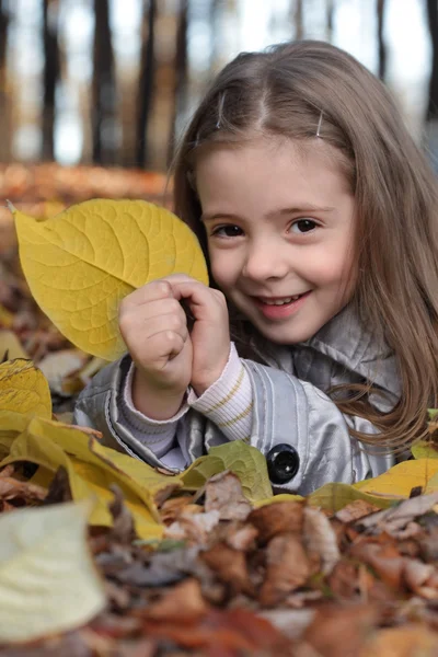 Chica en el parque de otoño — Foto de Stock