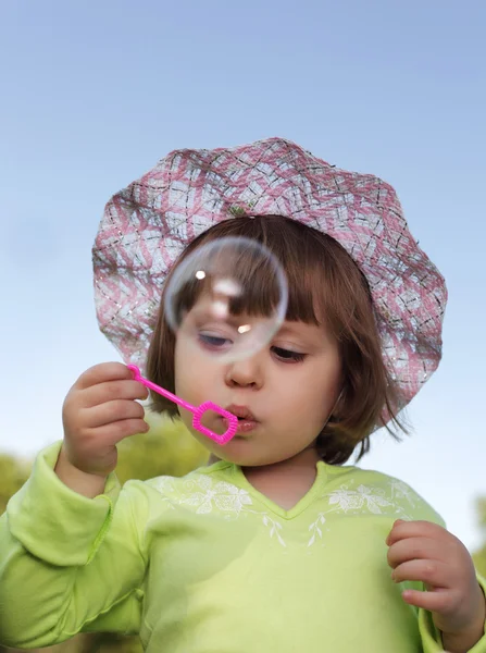 屋外の子供とバブル — ストック写真