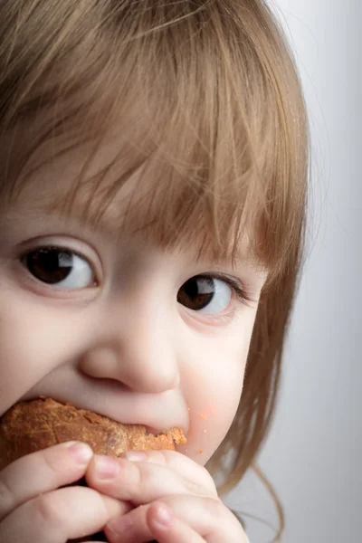 Bebé comiendo pastel —  Fotos de Stock