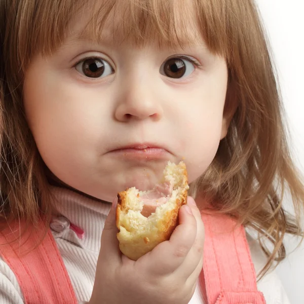 Baby eten taart — Stockfoto