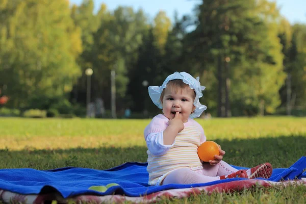 芝生の上に座って litle 赤ちゃん — ストック写真
