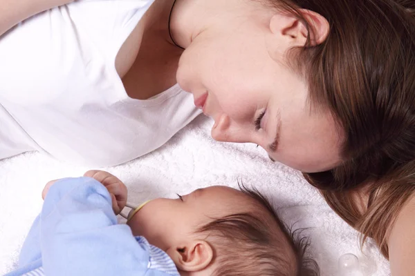 婴儿和母亲的睡眠 — 图库照片