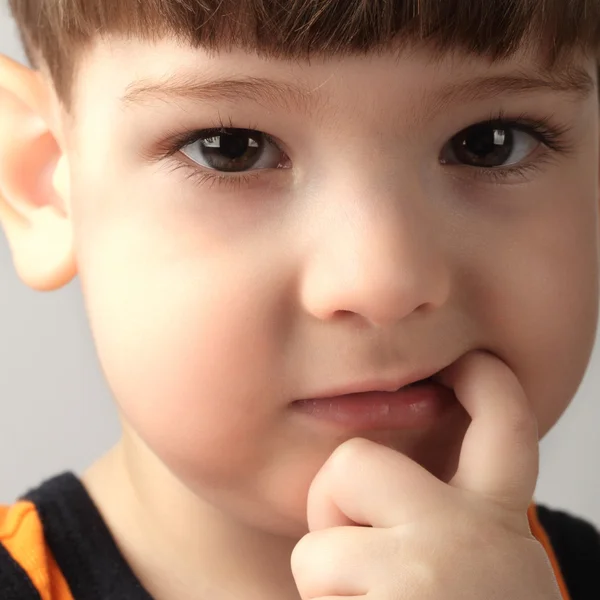Çocuk ağız içinde yeni diş aramak — Stok fotoğraf