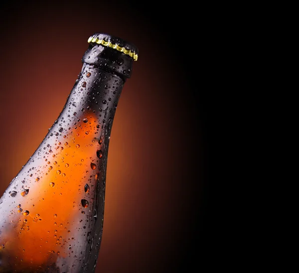 Flesje bier met druppels — Stockfoto