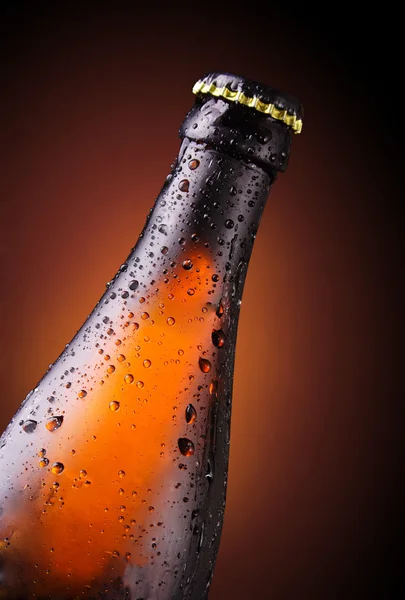 Frasco de cerveza con gotas —  Fotos de Stock