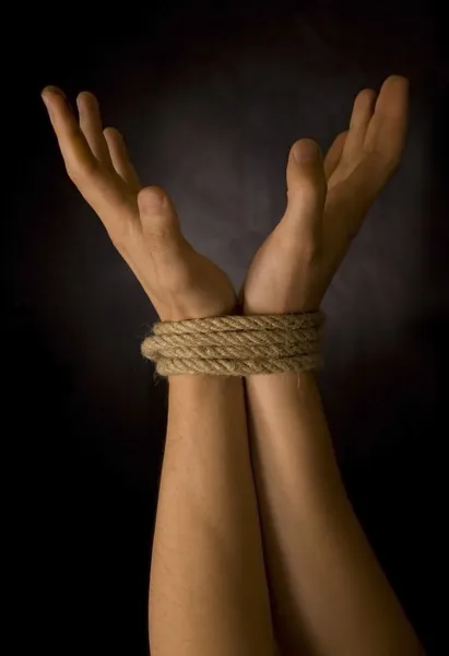 Руки с веревкой — стоковое фото