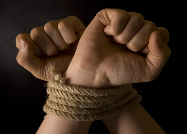 Mãos com uma corda — Fotografia de Stock