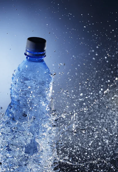 Butelki z tworzyw sztucznych w plusk wody — Zdjęcie stockowe