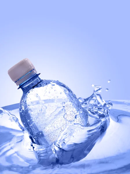 Πλαστικό μπουκάλι στο water splash — Φωτογραφία Αρχείου