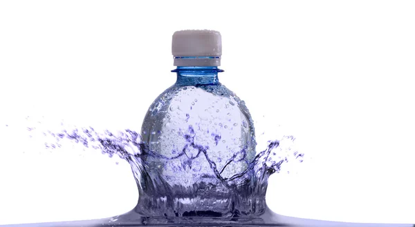 Bottiglia di plastica in spruzzi d'acqua — Foto Stock