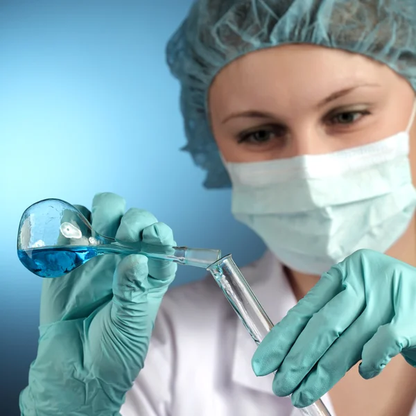 Mulher realizando um experimento químico — Fotografia de Stock
