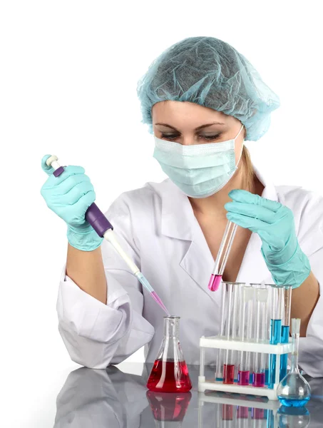 Kvinna genomför en kemiska experiment — Stockfoto