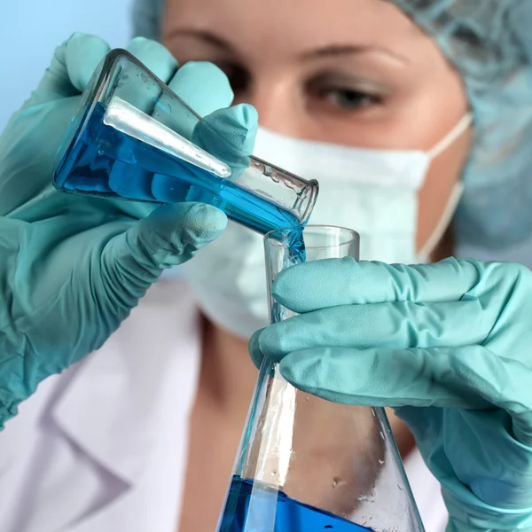Kobieta prowadzi eksperyment chemiczny — Zdjęcie stockowe