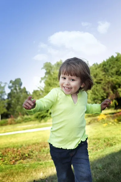 Маленькая девочка бежит в парке — стоковое фото