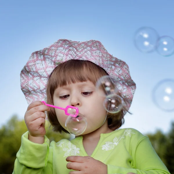 Ребенок и пузырь на улице — стоковое фото