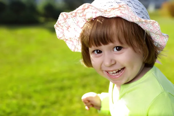 Malá holčička v parku — Stock fotografie