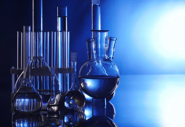 Laboratorium kolven op schakelen blauwe achtergrond — Stockfoto