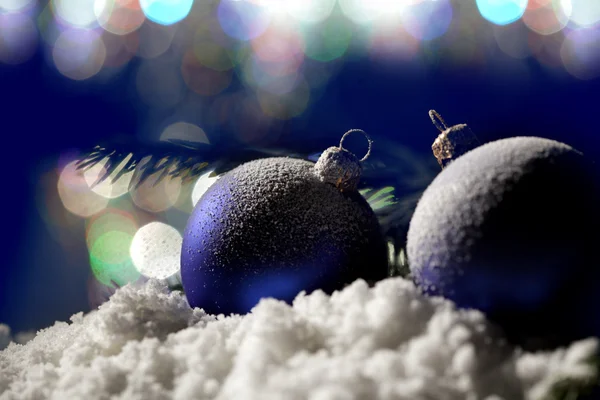 Рождественские шары в снегу — стоковое фото