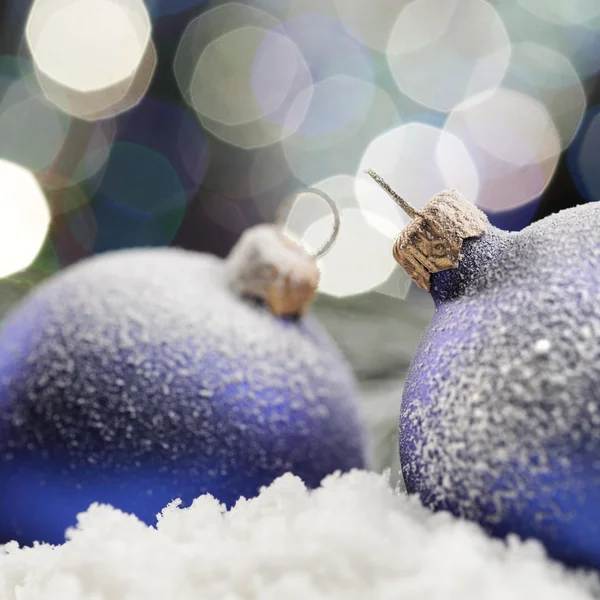 Karácsony labdák hóban — Stock Fotó