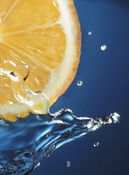 Limonlu su sıçrama — Stok fotoğraf