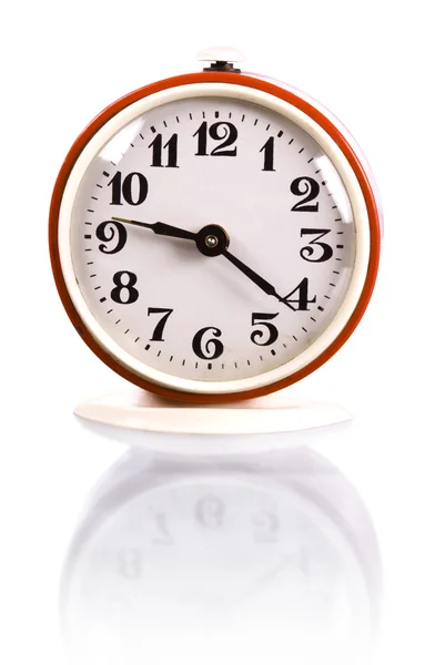 ホワイトで隔絶されたレッドオールドスタイル目覚まし時計 — ストック写真