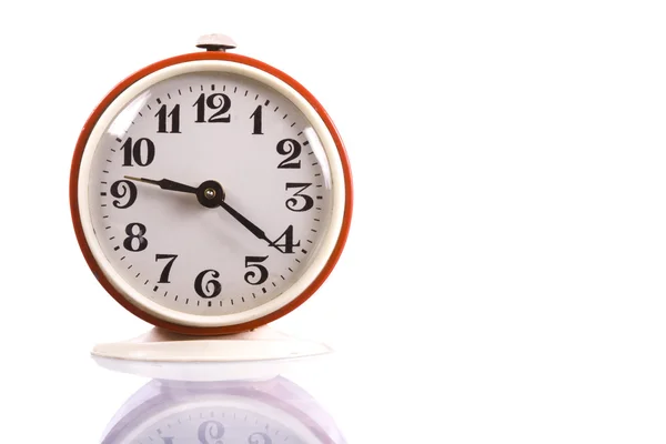 Relógio de alarme de estilo antigo vermelho isolado no branco — Fotografia de Stock