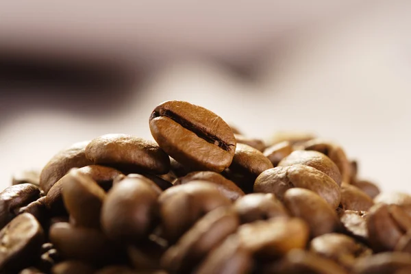 Haufen von Kaffeekörnern — Stockfoto