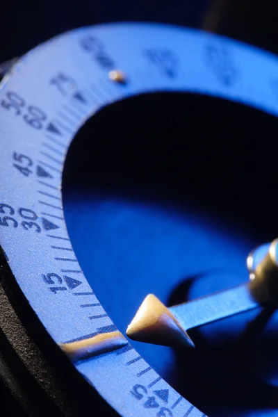 Blauwe metalen kompas — Stockfoto