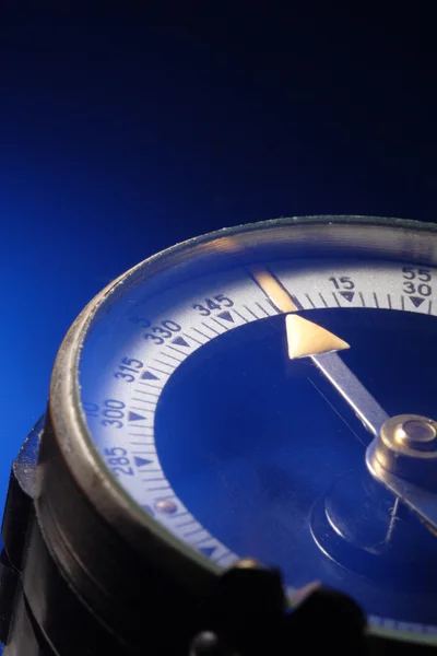 Blauwe metalen kompas — Stockfoto
