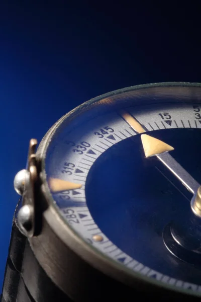 Modrý kovový kompas — Stock fotografie