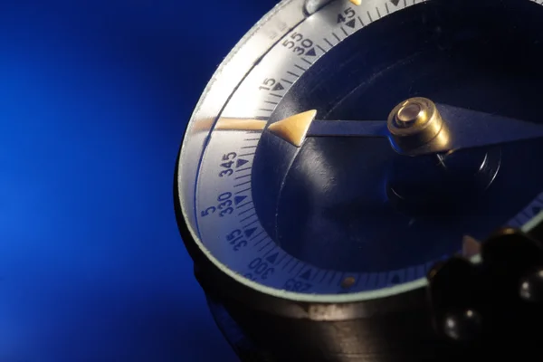Modrý kovový kompas — Stock fotografie