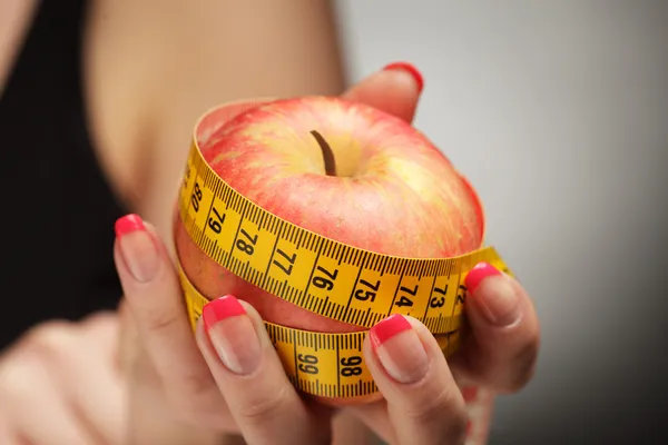 Dieta mela nella mano della donna — Foto Stock