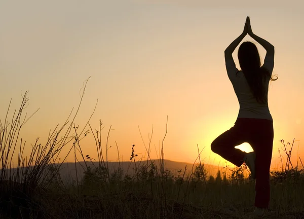 Yoga durante o pôr do sol — Fotografia de Stock
