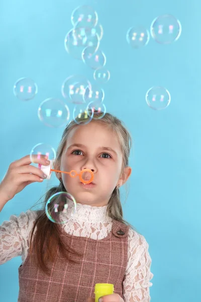 Criança jogar bolha — Fotografia de Stock
