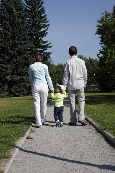 Rodinné procházky v létě parku — Stock fotografie