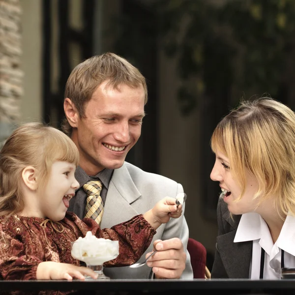Familie in café — Stockfoto