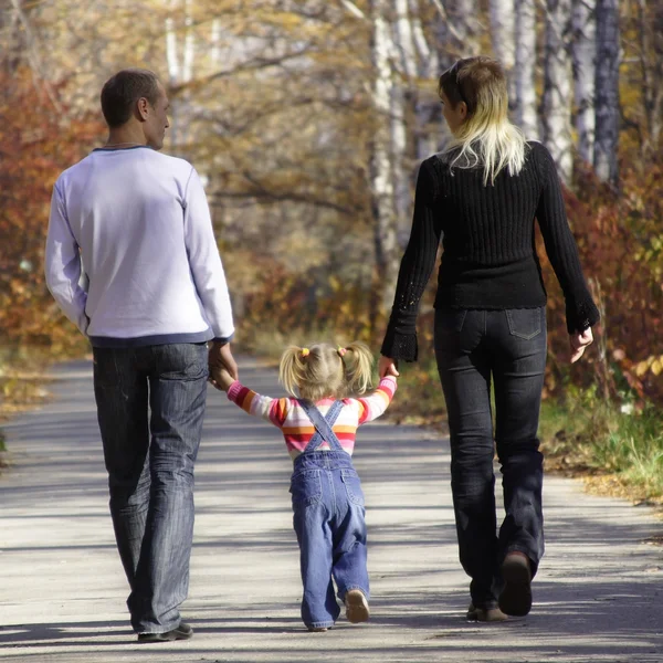 Familie zu Fuß unterwegs — Stockfoto