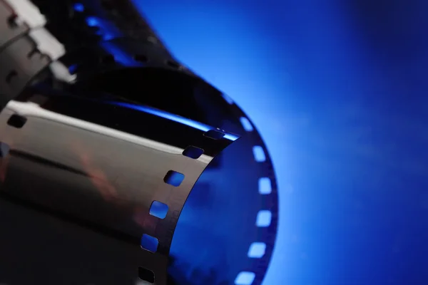 Mavi arka planda 35 mm film — Stok fotoğraf